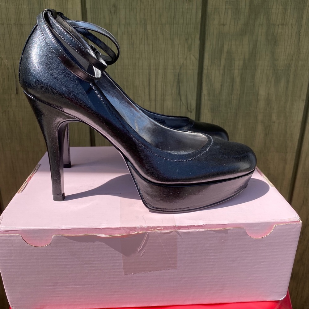 Black Guess Pumps